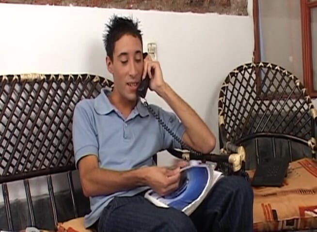 Bareback TV: Chàng trai làm tình qua điện thoại
