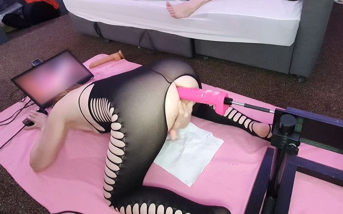 Spike Essex: Sexy milf Lisa con consolador anal divertido en la máquina...