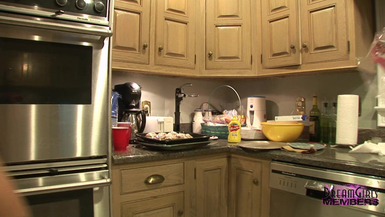 Dream Girls: Peituda louca cozinha nua na minha cozinha