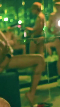 Camilo Brown ateşli twink Julian Herrera barda prezervatifsiz sikişiyor ve seksi öpücükle dölünü değiştiriyor