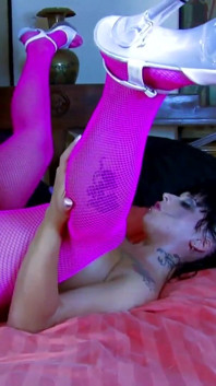Morena Jenny Hard com peitões faz sexo anal com Terry Reid e um boquete profundo