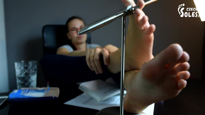 Czech Soles - foot fetish content: Piedi puzzolenti in appartamenti