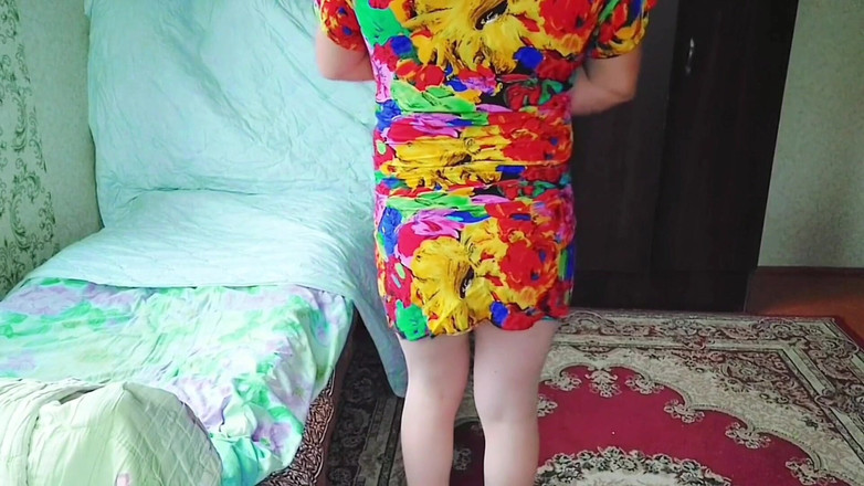 Kitty_Cross: Heerlijke shemale die haar borstelt in lange zijdeachtige slagen