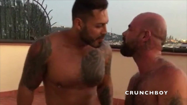 Kinky Bareback Boys: Rogue Circus dientot dari belakang sama vikotr di kamar hotel
