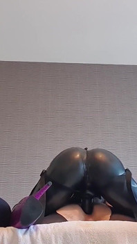 Dominatrix asiática en látex follando mariquita con enorme cinturón de bbc