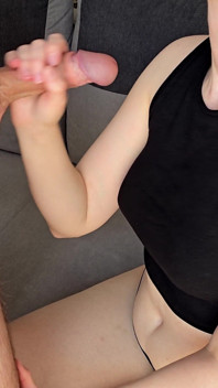彼は私のトップスがとても気に入ったので、すぐにイキてしまいました!服に熱い早射精!