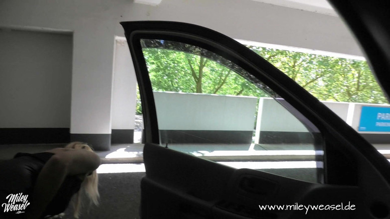 Miley Weasel: Hij neukte me buitenshuis!!