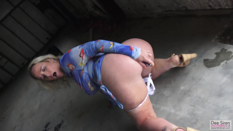 Siren XXX Studios: PAWG feeling frisky