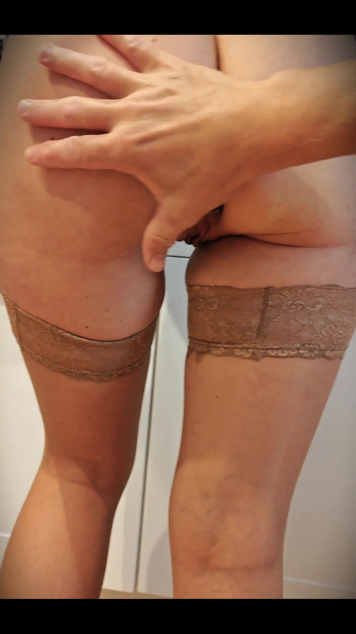 Mr_MrsRealCoupleX: Une MILF au foyer sexy se fait baiser et doigter...