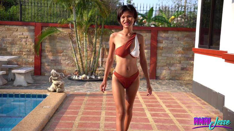 Jesse Thai: สาวเอเชียวัยรุ่นว่ายน้ำและดำน้ำตื้นพร้อมปลั๊กตูดแก้ว