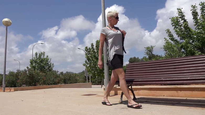 Watersports Media: Gagica blondă cu păr scurt se bucură de pișare în aer...