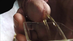 Solo exib: Piscio in un bicchiere.