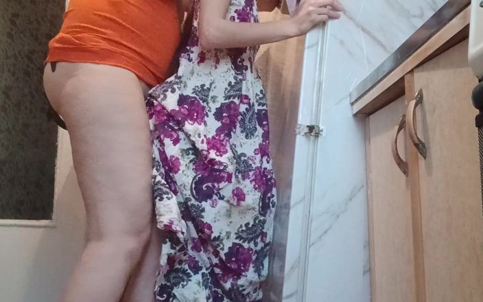 Lesbian-illusion: A mãe do meu marido me fode quando estamos sozinhos...