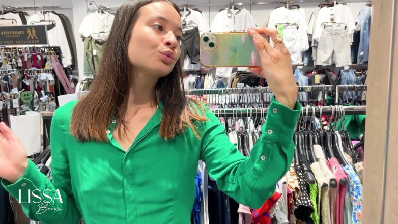 Lissa Brown: Me masturbo en un vestuario público