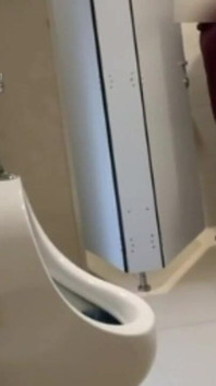 Amatör Kåt Pojke Blir Inlämnad Och Pissed På Offentliga Toaletter