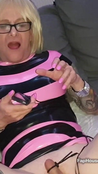 Blonďatá Sissy Charlotte šuká s velkým ptákem Dilf Mike