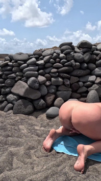 Ao ar livre, de quatro, masturbação na praia