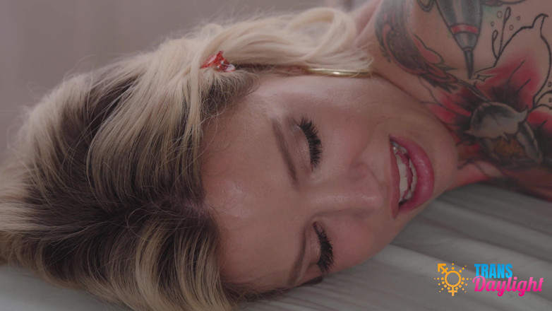 Trans Daylight: Blonďatá kráska Kitt Jones jezdí na péru Ria's Girl