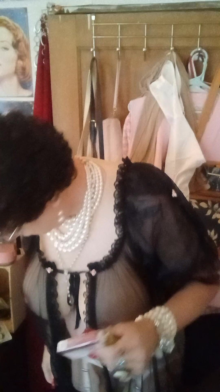 Mshollbrook: ホルブルックスさんは寝る前の快適な夜の時間。