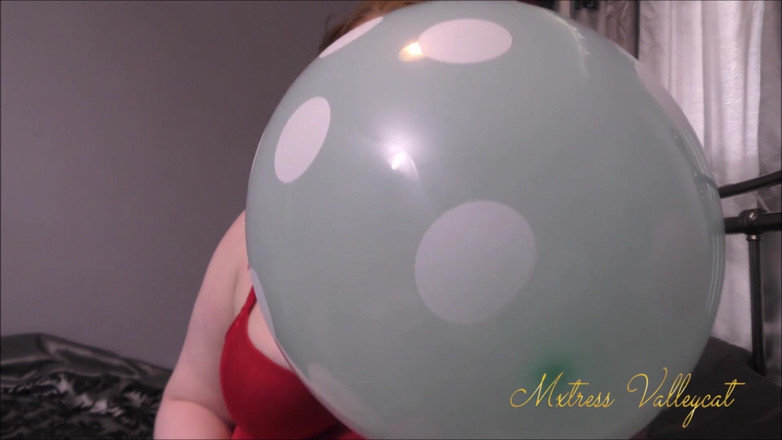 Mxtress Valleycat: The balloon gets to go under my arse - you don't