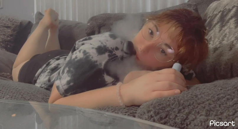 Mushroombitchx: Netflix &amp;Chill; Smoking BJ