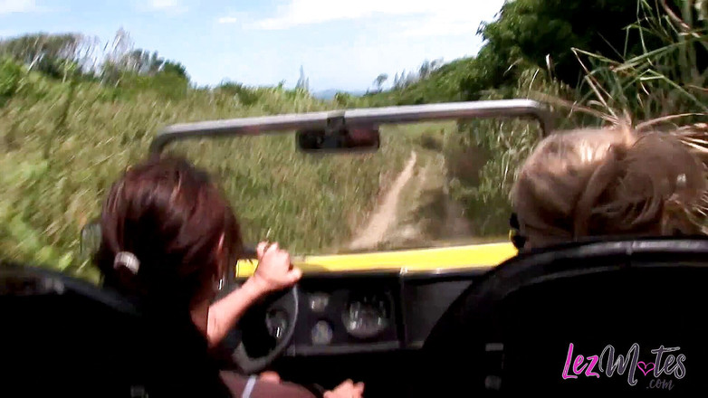 Lez Mates: Il bel tempo fa piacere a due lesbiche calde