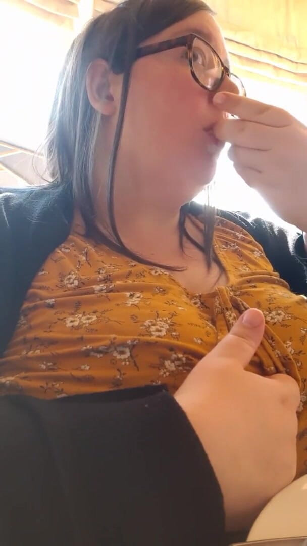SSBBWLadyBrads: Awek montel SSBW menjilat Inggeris penuh semasa (tiada audio)
