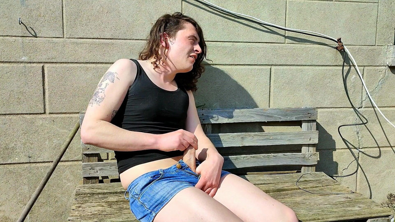 Sara B: Sara se masturbe dans la nature