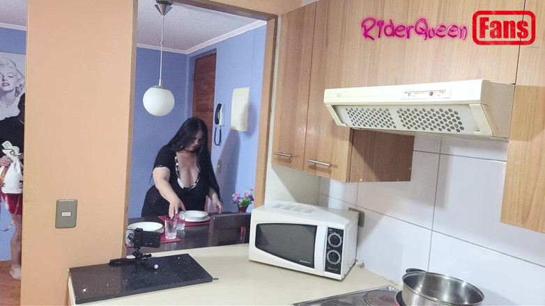 Riderqueen: Hayranlar için videolar: maskeli genç adam beni mutfakta sikiyor