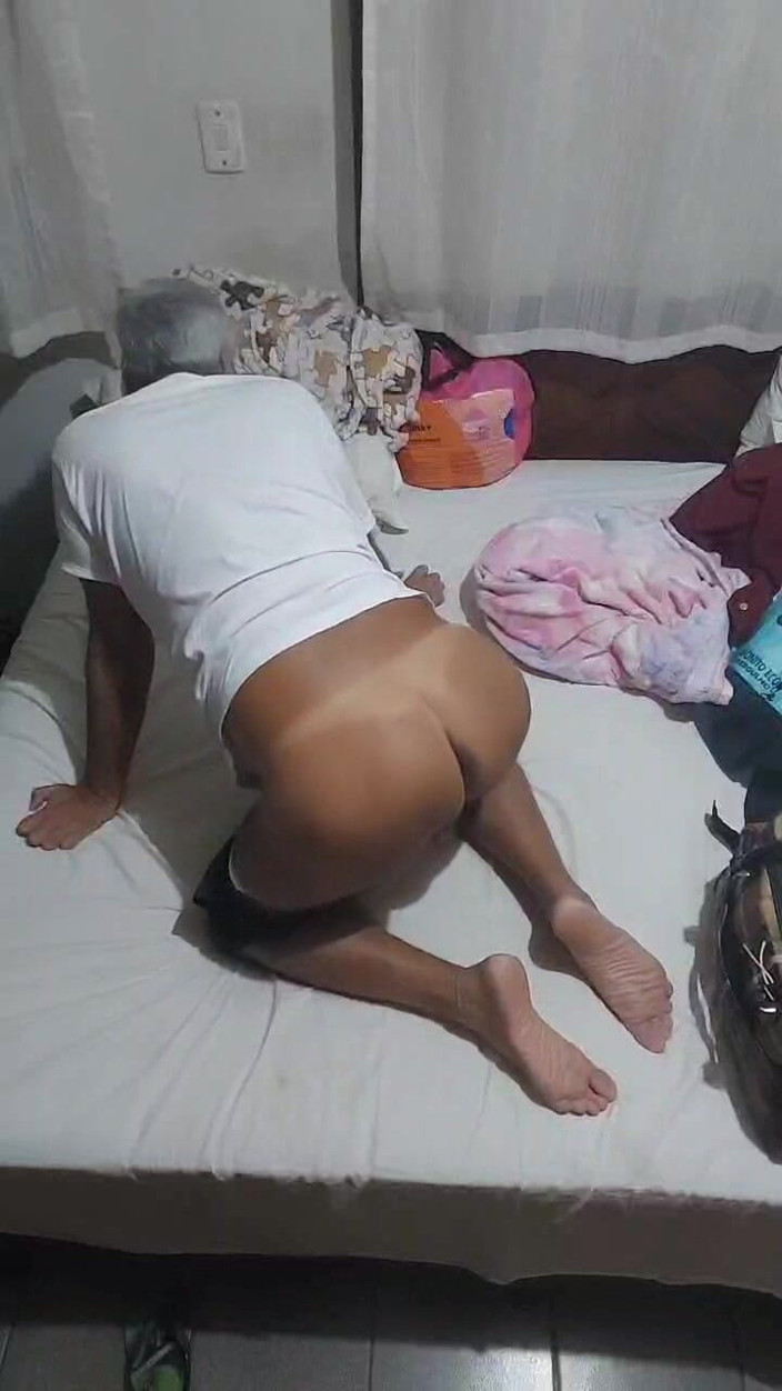 Ladysilvas: Ladysilva Na Cama Exibindo Sua Bunda Gostosa Bronzeada Com Marquinha...