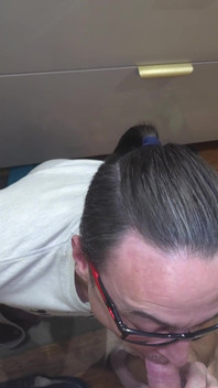 Üvey oğlum mutfağa bana katıldı ve bir shot shot istedi