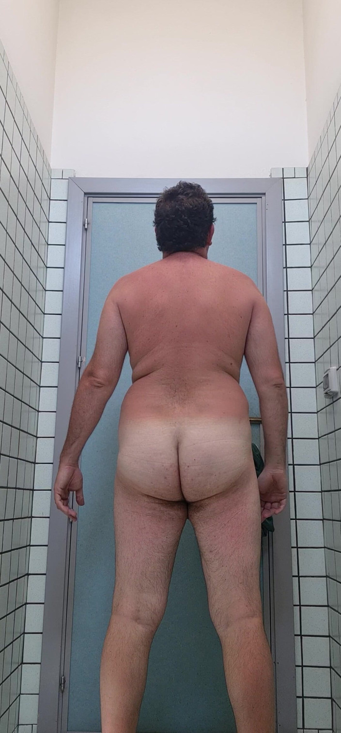 Mirko2589: Todos desnudos en el baño