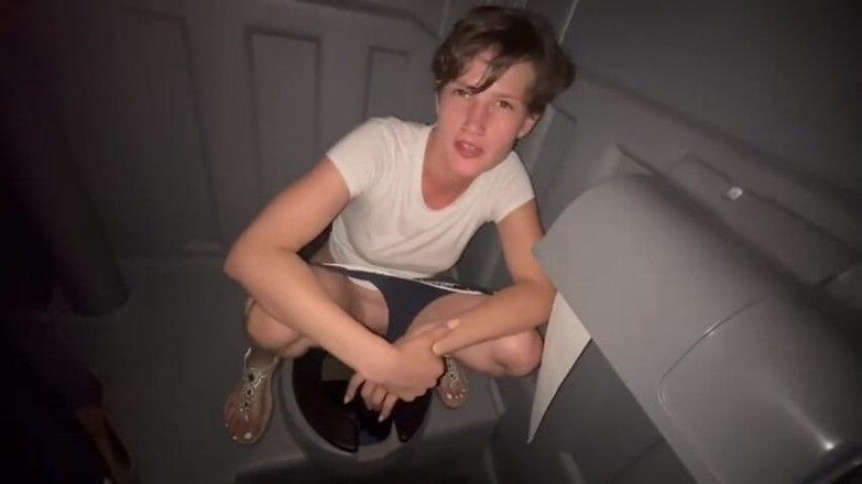 AhanuReed: Fare pipì a Porta Potty