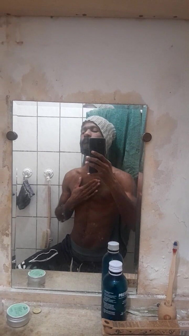 Waiting in the Bathroom (Dorian domtop)