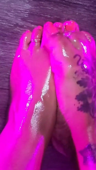 รองเท้าแตะสีส้มทาน้ํามันและบําเรอพื้นลื่น