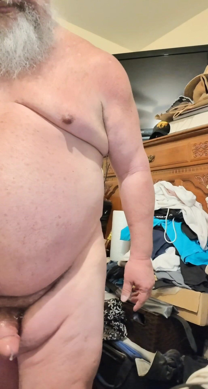 GeneWadexxx: Großer bär bläst eine ladung