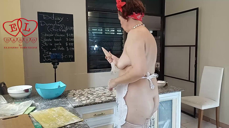 Strange stepfamily: Pembantu rumah bogel Regina Noir memasak di dapur. Pembantu rumah...
