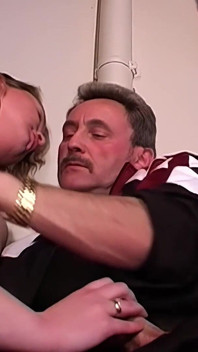 Rhea caresse et suce une bite dans la voiture jusqu’à l’éjaculation torride