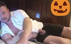 Mở nút trắng lên áo sơ mi