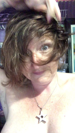 MistressWriggler: Separando mis labios peludos para mear un catéter en un...