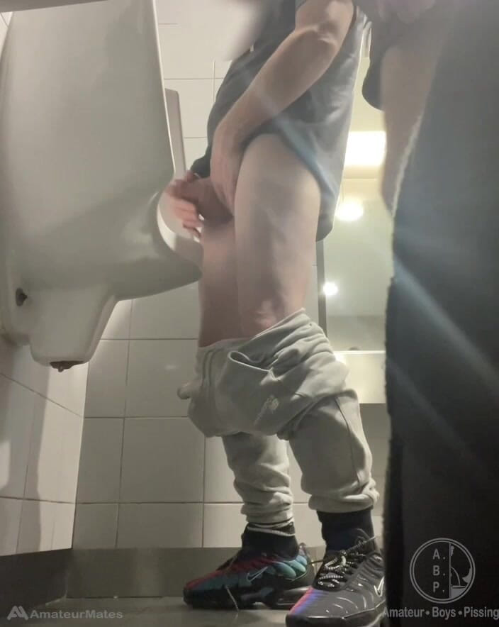 AmateurBoysPissing: 2 чувака в кросівках веселяться в громадських туалетах