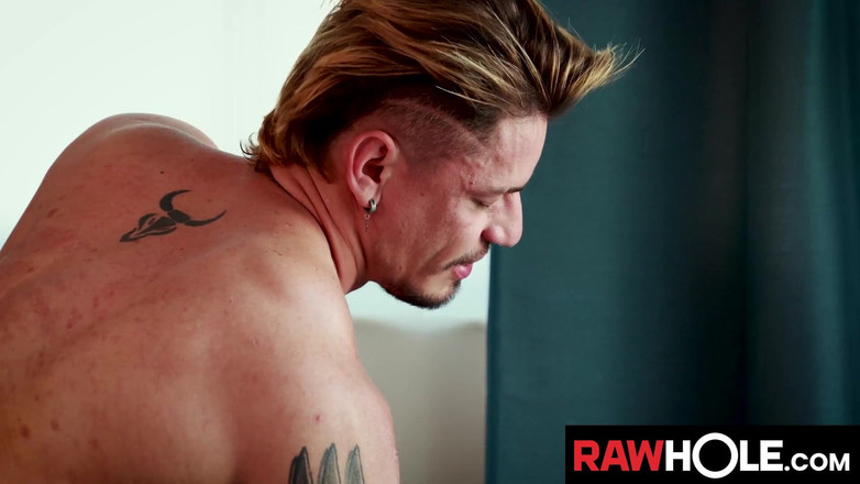 Raw Hole: Rawhole fixando o rabo de Toro