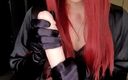 Jessica XD: 女主人Jessica tantalise穿着性感内衣和红发女郎，用她的10根大假阳具挑逗
