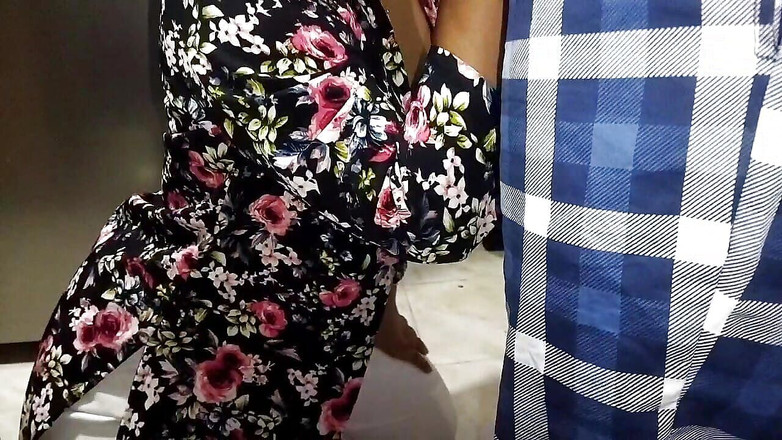 Crisanto999: 这里没什么可看的！只有我的继母夺走了我的童贞