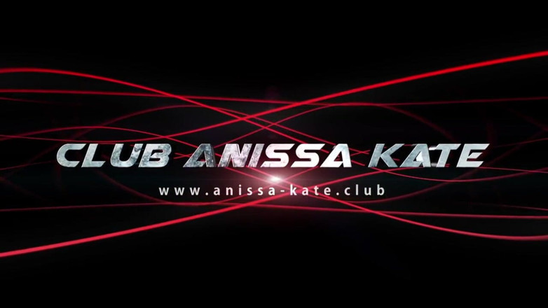 Club Anissa Kate: Anissa Kate é lambida e dedilhando sua buceta por uma massagista...