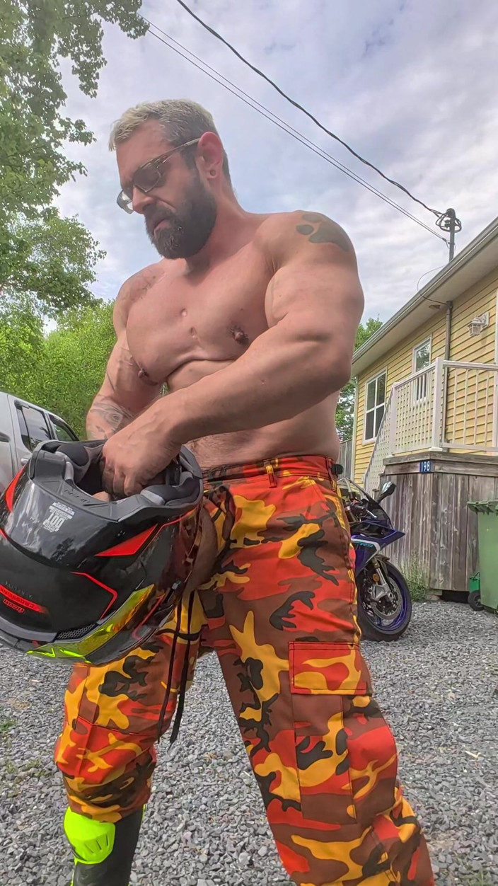 Bruiser Bearwood: Jugando con mi casco de moto
