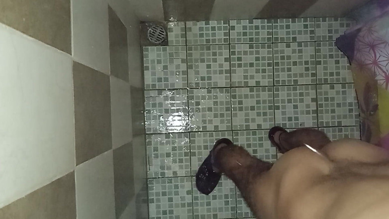 Cute boy jerks off: Guy Takes Pleasure in the Bath for His Wife to...