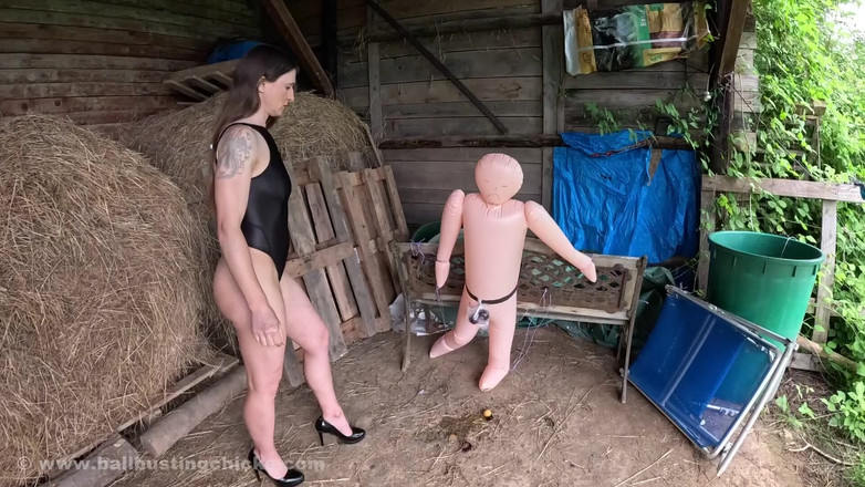 Nude Sportswomen: Trénink ballbustingu svalnaté ženy - zpomalený pohyb