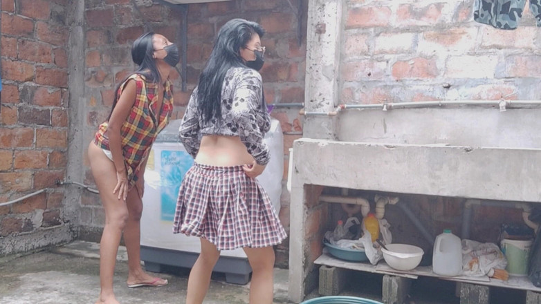 NEGRITA SEXY: Tetangga gosip berbicara kotor di halaman lingkungan. Mereka memiliki pantat...