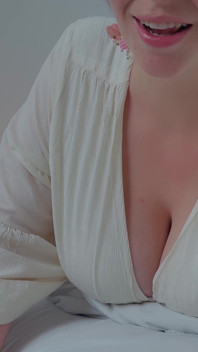 Elegant MILF rider en kudde